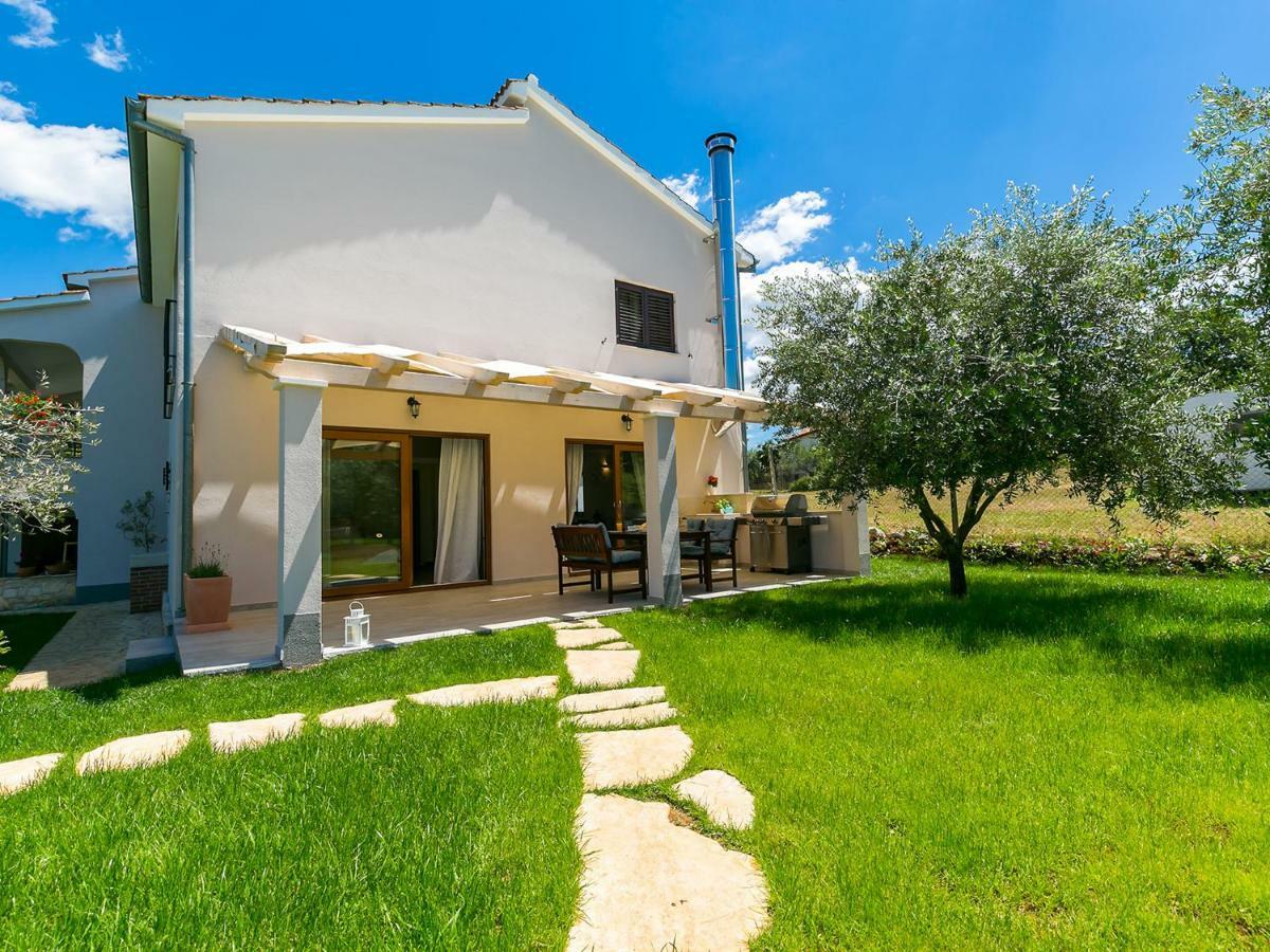 Pool Premium Apartment Vrsar Exterior photo