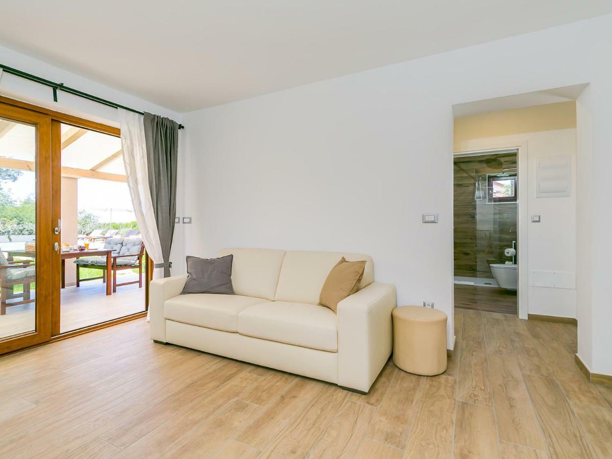 Pool Premium Apartment Vrsar Exterior photo