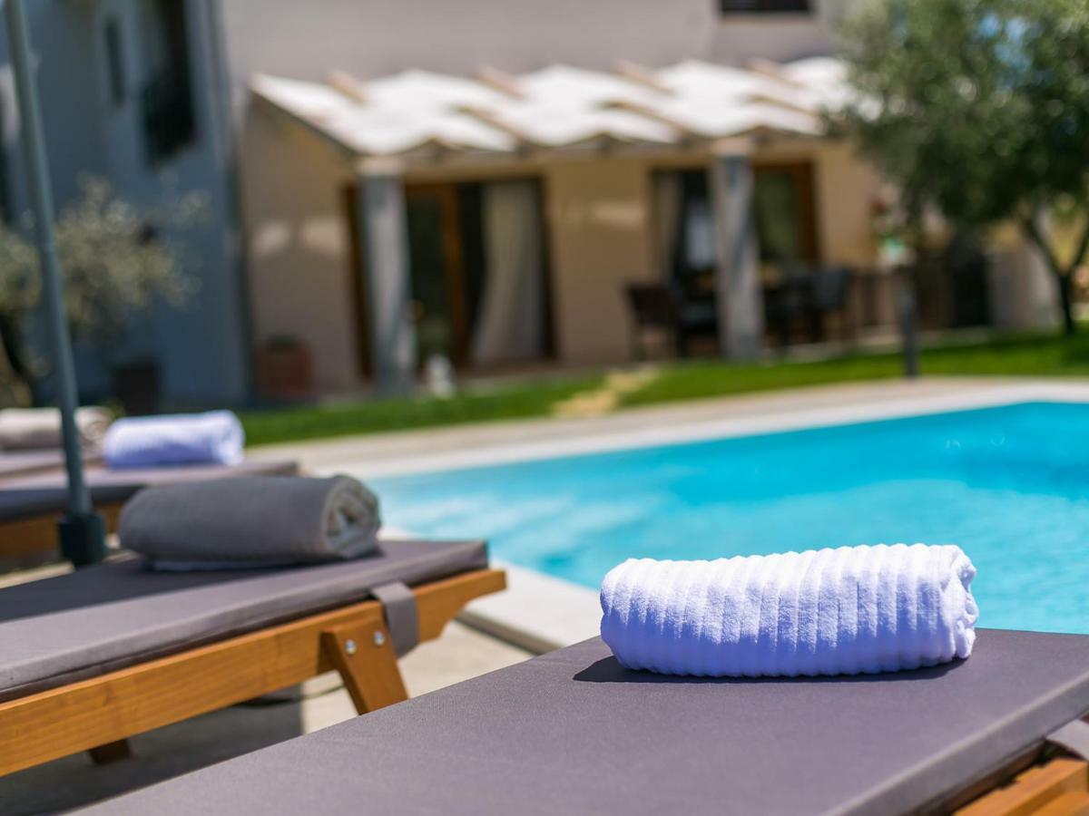 Pool Premium Apartment Vrsar Exterior photo