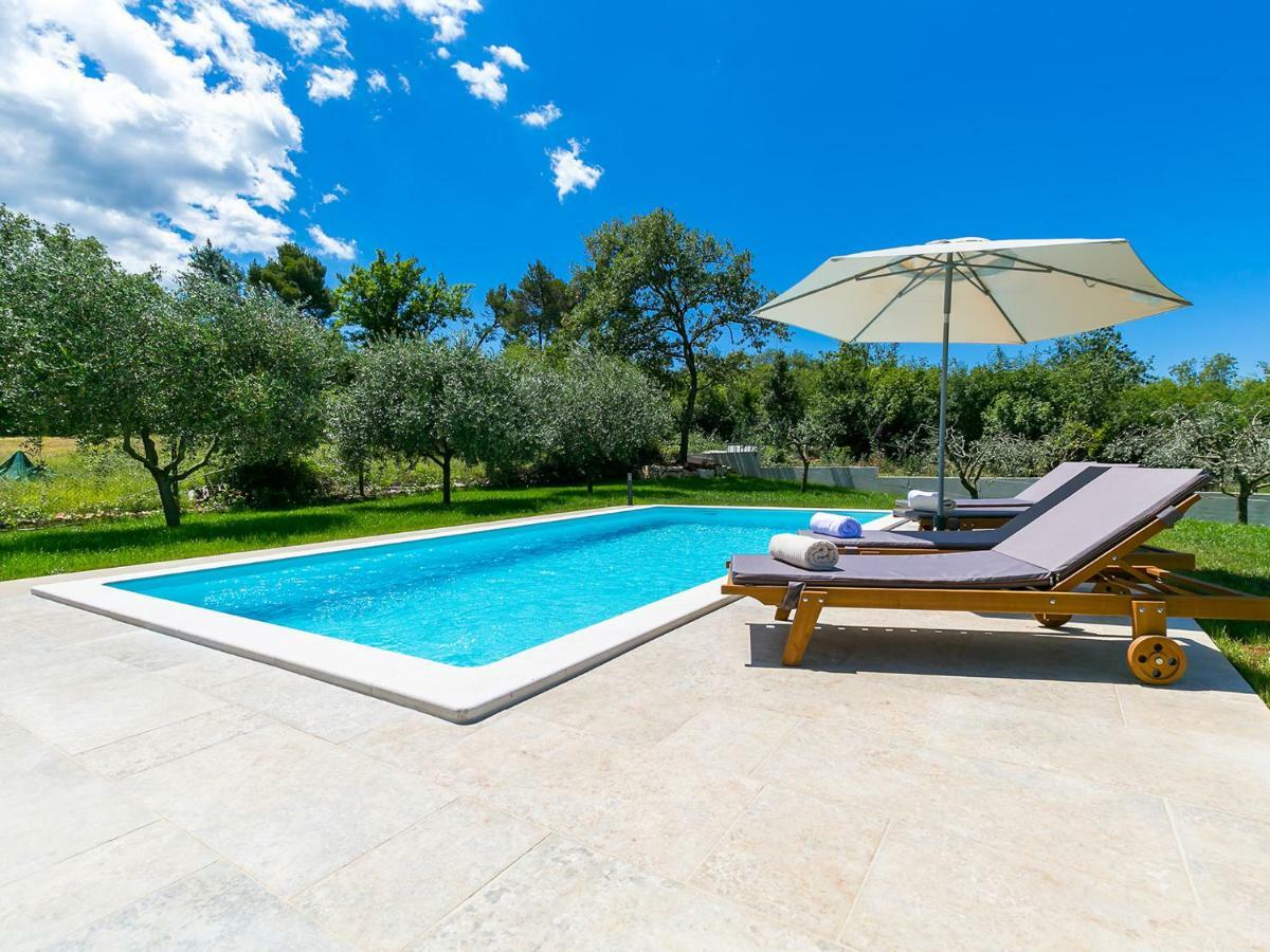 Pool Premium Apartment Vrsar Exterior photo
