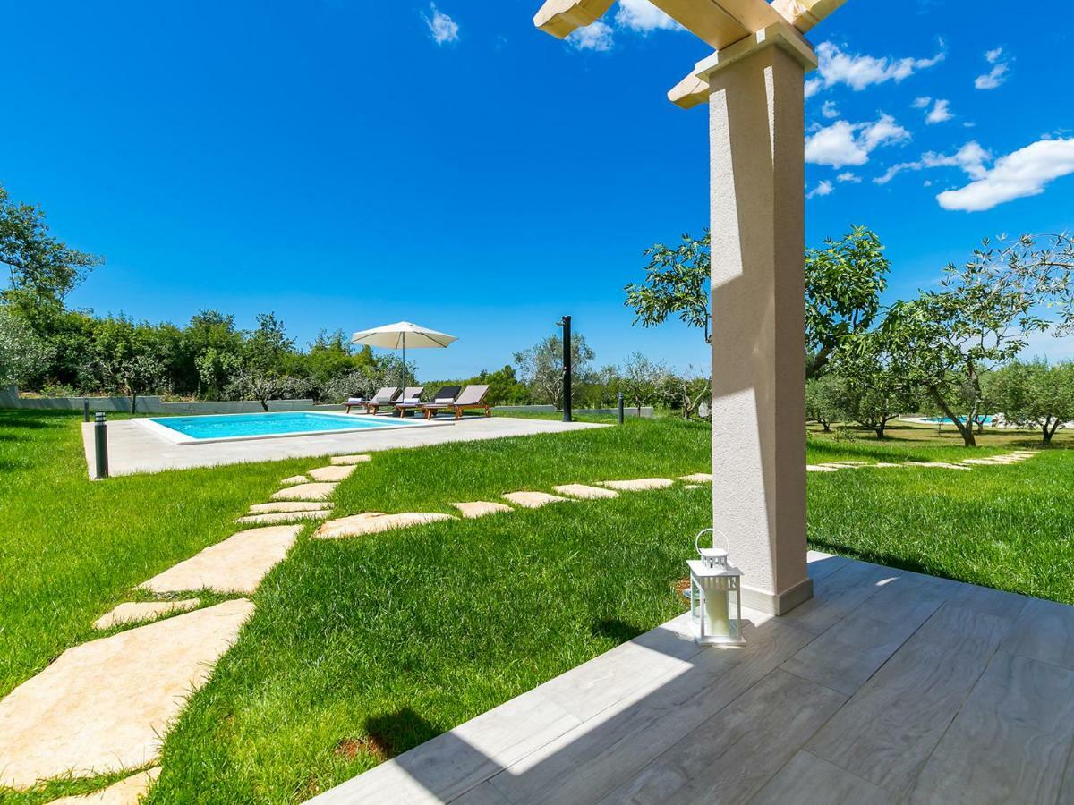 Pool Premium Apartment Vrsar Exterior photo