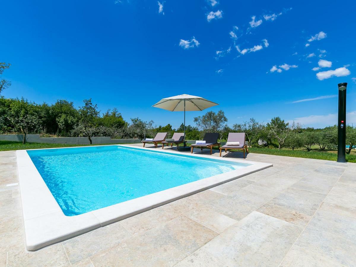 Pool Premium Apartment Vrsar Exterior photo