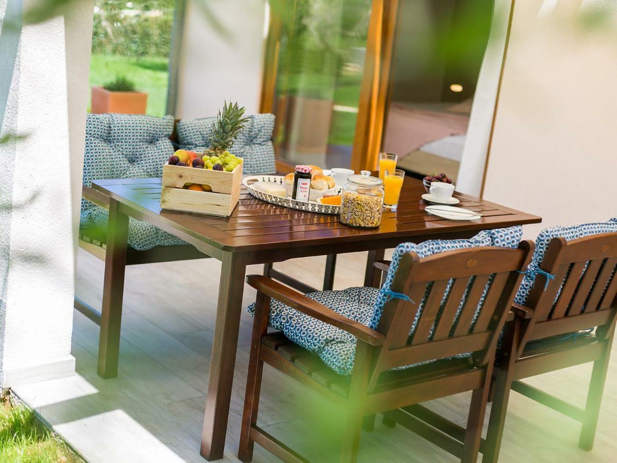 Pool Premium Apartment Vrsar Exterior photo