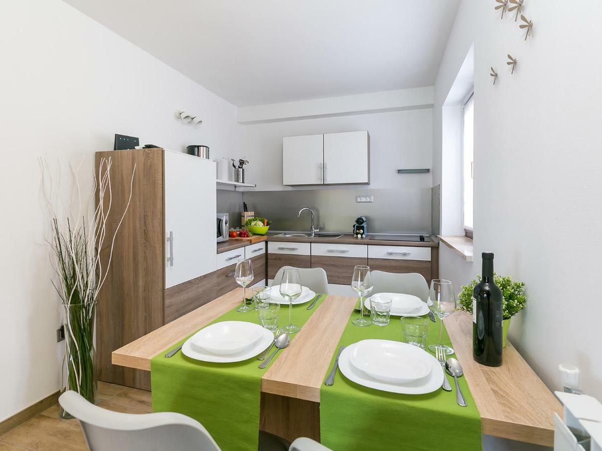 Pool Premium Apartment Vrsar Exterior photo