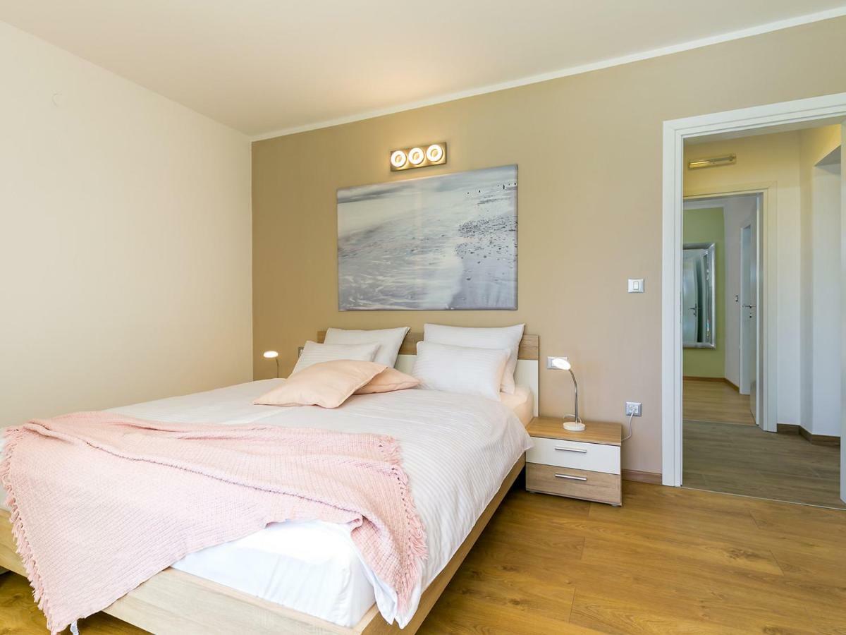 Pool Premium Apartment Vrsar Exterior photo