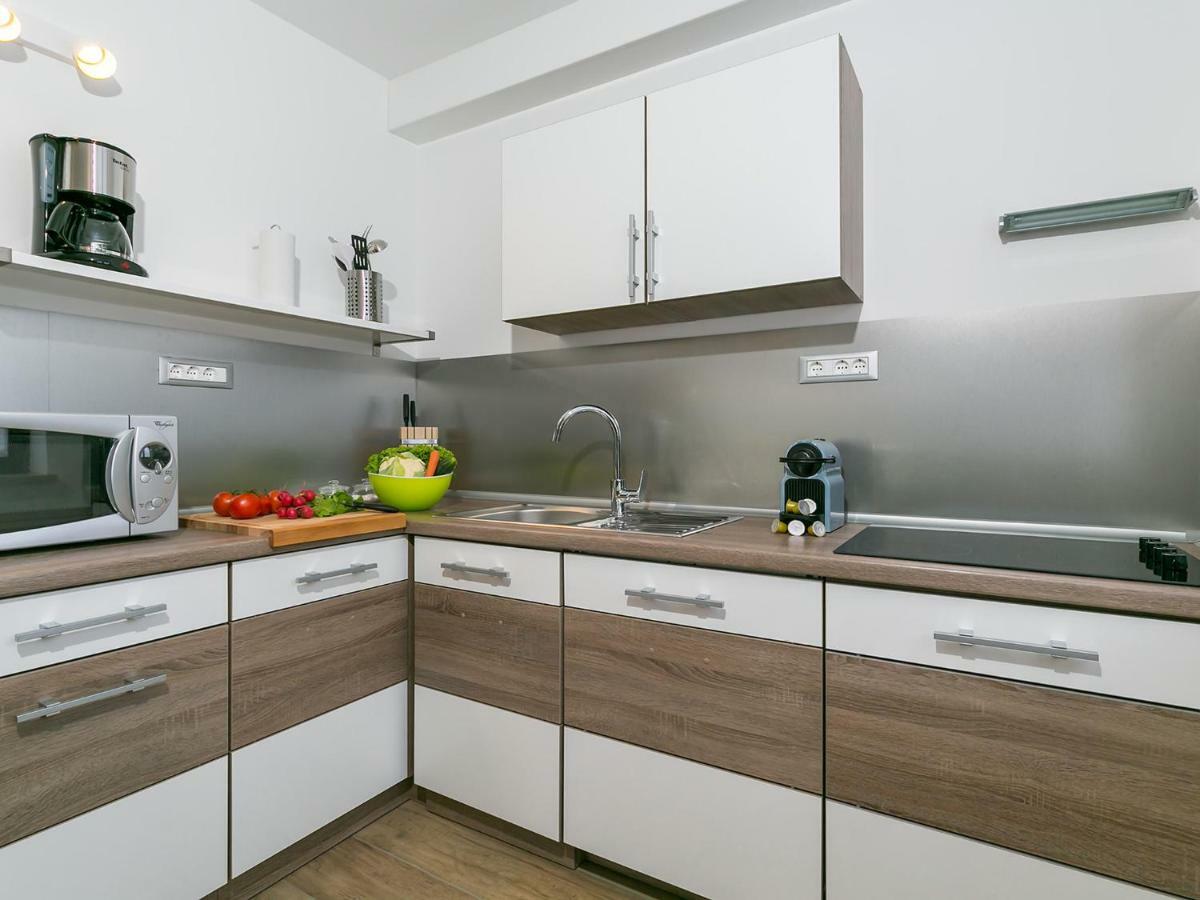 Pool Premium Apartment Vrsar Exterior photo