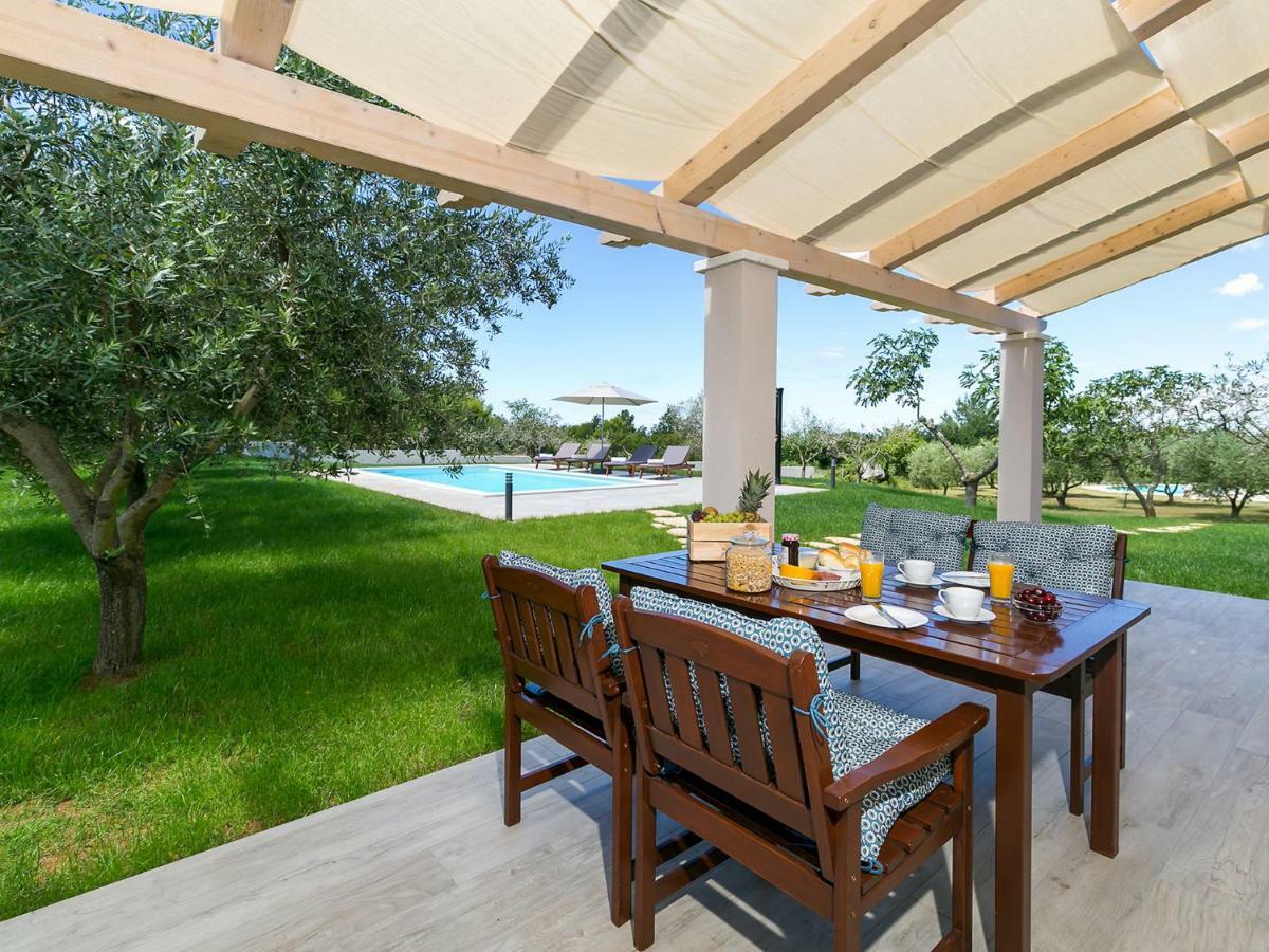 Pool Premium Apartment Vrsar Exterior photo